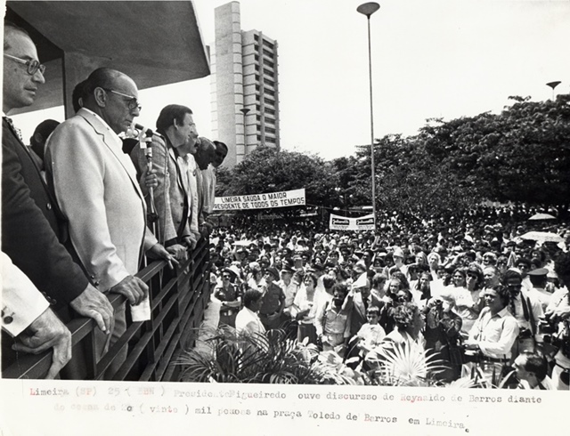 Presidente João Figueiredo ouve discurso de Reynaldo de Barros na praça Toledo de Barros em Limeira-SP