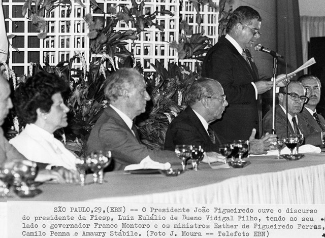 Presidente João Figueiredo ouve o discurso do presidente da Fiesp, Luiz Eulálio de Bueno Vidigal Filho