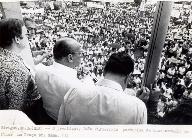 Presidente João Figueiredo participa de concentração popular na praça Dr. Gama