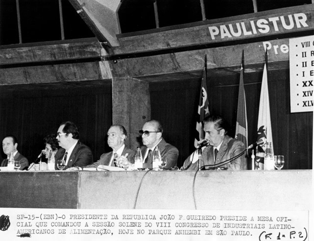 Presidente João Figueiredo preside a mesa oficial que comandou a sessão solene do VIII Congressso de Indústriais Latino-Americanos de Alimentação, em São Paulo