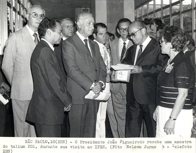 Presidente João Figueiredo recebe amostra do Talium 201, durante visita ao IPEN