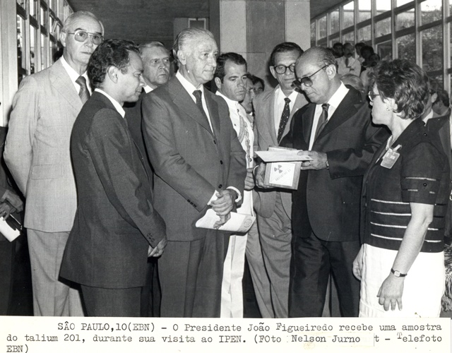 Presidente João Figueiredo recebe amostra do Talium 201, durante visita ao IPEN
