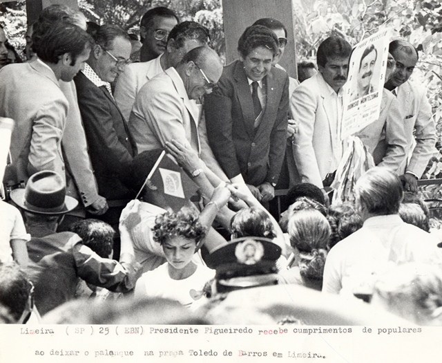 Presidente João Figueiredo recebe cumprimentos de populares ao deixar o palanque na praça Toledo de Barros em Limeira-SP