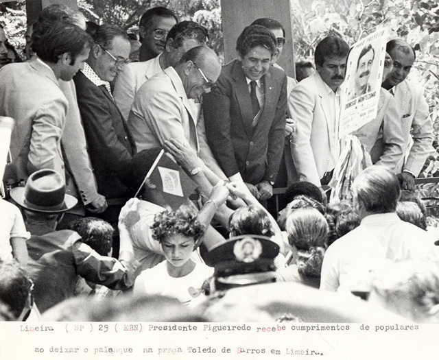Presidente João Figueiredo recebe cumprimentos de populares ao deixar o palanque na praça Toledo de Barros em Limeira-SP