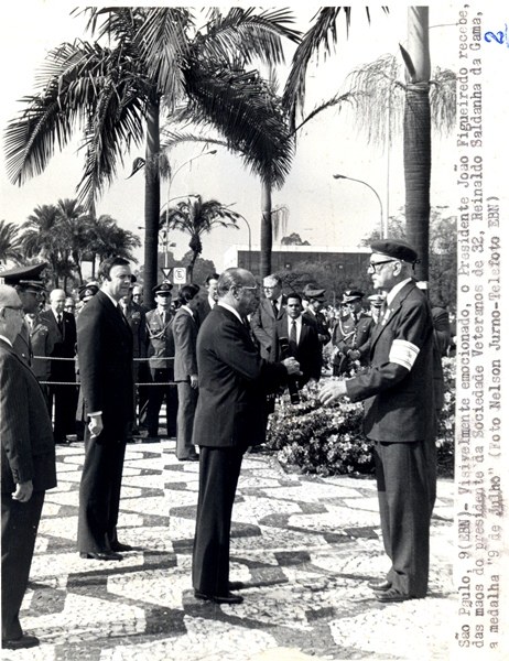 Presidente João Figueiredo  recebe das mão do presidente da Sociedade Veteranos de 32, Reinaldo Saldanha da Gama, a medalha 9 de julho
