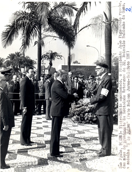 Presidente João Figueiredo  recebe das mão do presidente da Sociedade Veteranos de 32, Reinaldo Saldanha da Gama, a medalha 9 de julho