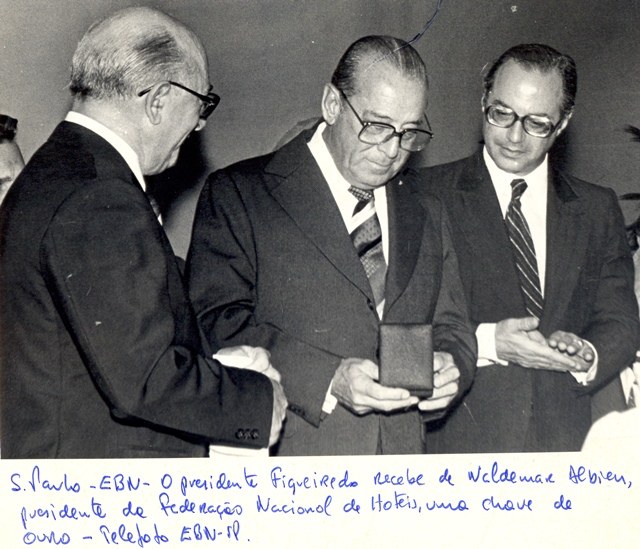 Presidente João Figueiredo recebe de Waldemar Albien, presidente da Federação Nacional de Hotéis,  uma chave de ouro
