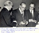 Presidente João Figueiredo recebe de Waldemar Albien, presidente da Federação Nacional de Hotéis,  uma chave de ouro