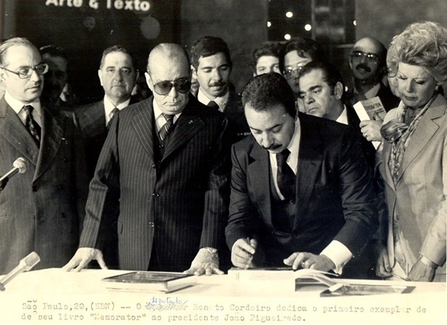 Presidente João Figueiredo recebe dedicatória do deputado Renato Cordeiro de seu primeiro livro Memorator