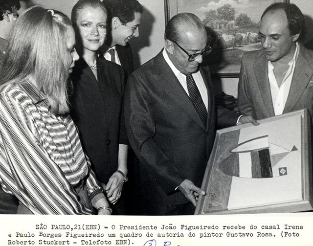 Presidente João Figueiredo recebe do casal Irene e Paulo Borges Figueiredo um quadro de autoria do pintor Gustavo Rosa