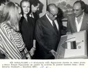 Presidente João Figueiredo recebe do casal Irene e Paulo Borges Figueiredo um quadro de autoria do pintor Gustavo Rosa