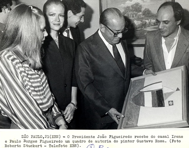Presidente João Figueiredo recebe do casal Irene e Paulo Borges Figueiredo um quadro de autoria do pintor Gustavo Rosa