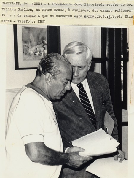 Presidente João Figueiredo  recebe do dr. William Sheldon, na Eaton House, a avaliação dos exames