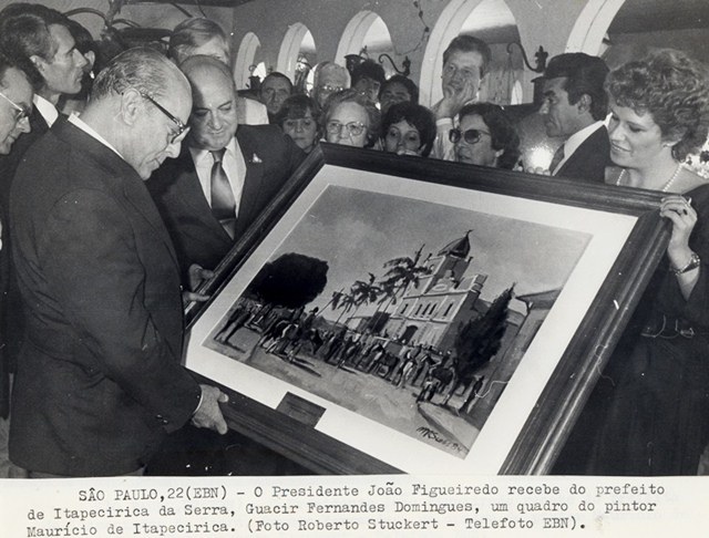 Presidente João Figueiredo recebe do prefeito de Itapecirica da Serra, Guacir Fernandes Domingues, um quadro do pintor Maurício de Itapecirica