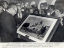 Presidente João Figueiredo recebe do prefeito de Itapecirica da Serra, Guacir Fernandes Domingues, um quadro do pintor Maurício de Itapecirica