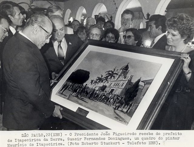 Presidente João Figueiredo recebe do prefeito de Itapecirica da Serra, Guacir Fernandes Domingues, um quadro do pintor Maurício de Itapecirica