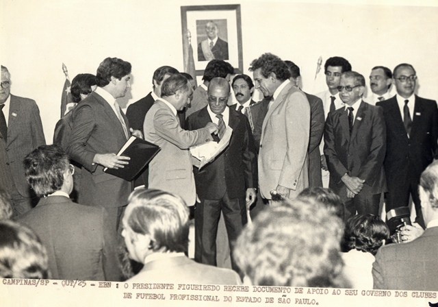 Presidente João Figueiredo recebe documento de apoio ao seu governo dos clubes de futebol profissional do estado de São Paulo