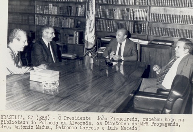 Presidente João Figueiredo recebe, na biblioteca do Palácio da Alvorada, os diretores da MPM Propaganda, Sr. Antonio Mafuz, Petronio Correia e Luiz Macedo