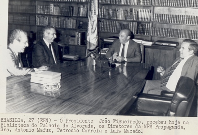 Presidente João Figueiredo recebe, na biblioteca do Palácio da Alvorada, os diretores da MPM Propaganda, Sr. Antonio Mafuz, Petronio Correia e Luiz Macedo