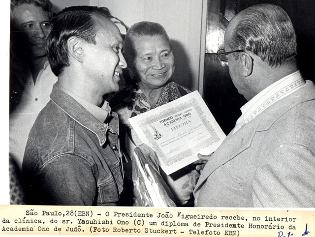 Presidente João Figueiredo recebe, na clínica do Sr. Yasuhishi Ono, um diploma de presidente honorário da Academia Ono de Judô