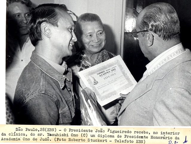 Presidente João Figueiredo recebe, na clínica do Sr. Yasuhishi Ono, um diploma de presidente honorário da Academia Ono de Judô
