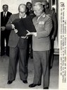 Presidente João Figueiredo recebe uma recordação de sua visita ao QG do II Exército, do comandante da unidade, General Sérgio Ari Pires
