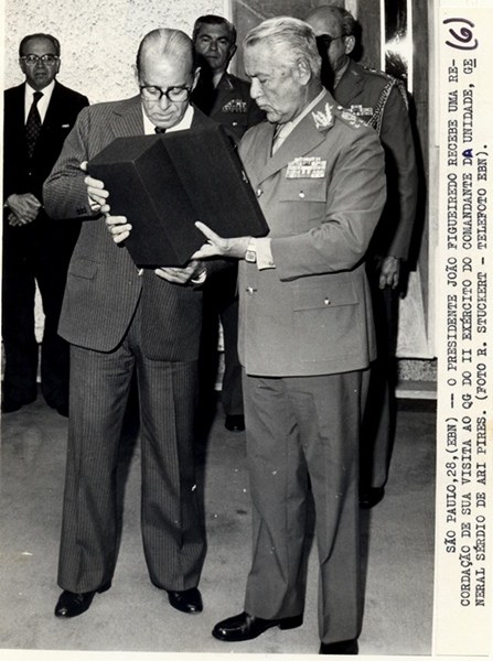 Presidente João Figueiredo recebe uma recordação de sua visita ao QG do II Exército, do comandante da unidade, General Sérgio Ari Pires