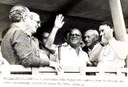 Presidente João Figueiredo saúda o povo de Birigui durante concentração popular na praça Dr. Gama