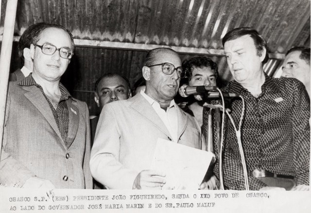Presidente João Figueiredo saúda o povo de Osasco, ao lado do gov. José Maria Marin e do Sr. Paulo Maluf