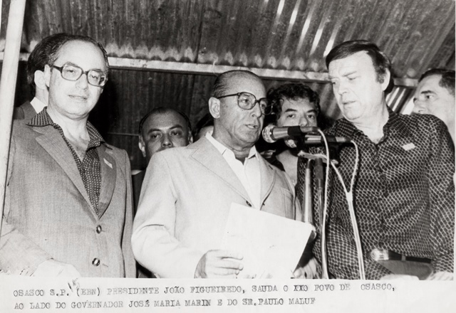 Presidente João Figueiredo saúda o povo de Osasco, ao lado do gov. José Maria Marin e do Sr. Paulo Maluf