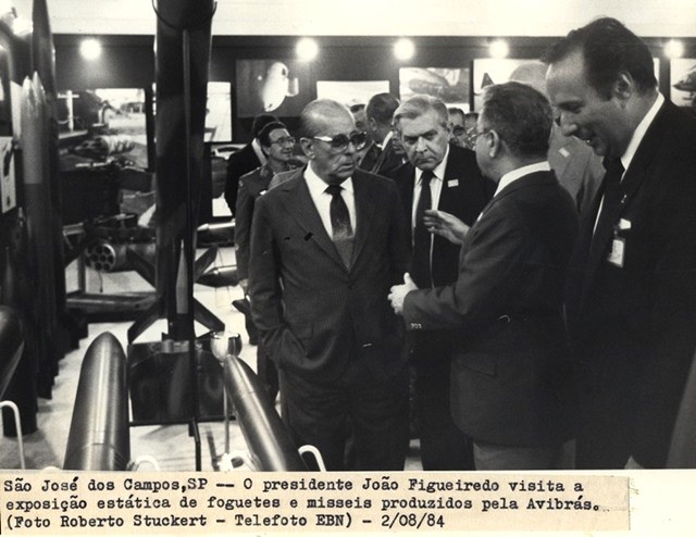 Presidente João Figueiredo visita a exposição estática de foguetes e mísseis produzidos pela Avibrás