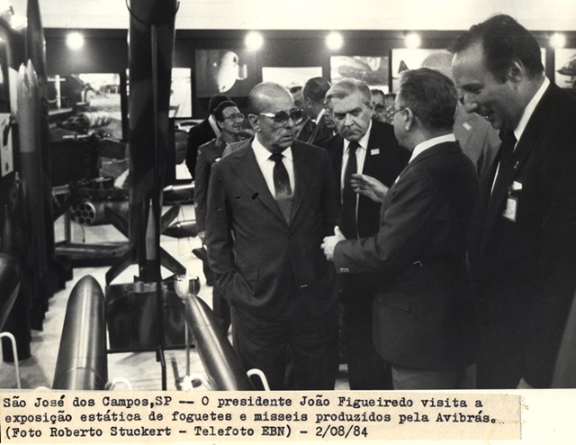 Presidente João Figueiredo visita a exposição estática de foguetes e mísseis produzidos pela Avibrás