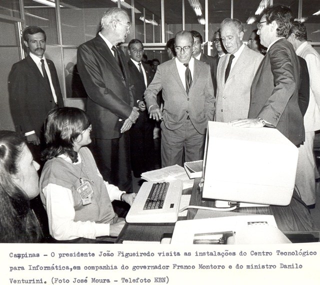 Presidente João Figueiredo visita as instalações do centro tecnológico para informática, em companhia do Gov. Franco Montoro e do min. Danilo Venturini