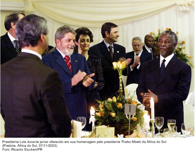 Presidente Lula durante jantar oferecido em sua homenagem pelo presidente Thabo Mbeki.jpg