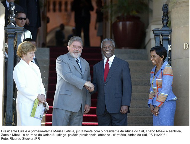 Presidente Lula e a primeira dama Marisa Letícia juntamente com o presidente da África do Sul Thabo Mbeki e senhora Zaneli Mbeki -  Union Building.jpg