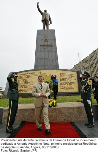Presidente Lula durante cerimônia de Oferenda Floral no monumento dedicado a Antonio Agostinho Neto.