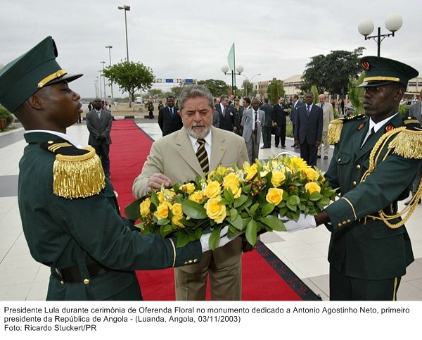 Presidente Lula durante cerimônia de Oferenda Floral no monumento dedicado a Antonio Agotinho Neto, primeiro presidente da República de Angola