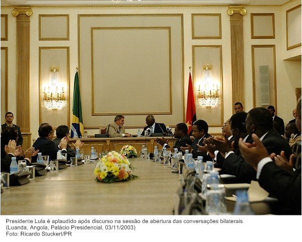 Presidente Lula é aplaudido após discurso da sessão de abertura das conversações bilaterias - Luanda, Angola.