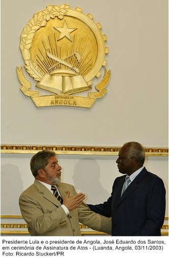 Presidente Lula e o presidente de Angola, José Eduardo dos Santos, em cerimônia de assinatura de atos.