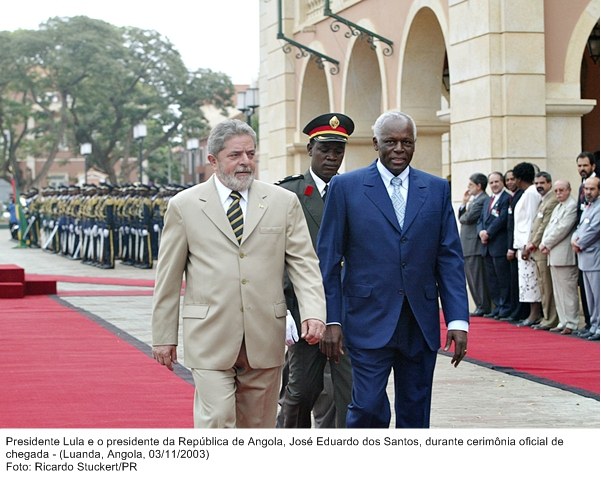 Presidente Lula e presidente da República de Angola, José Eduardo dos Santos na cerimônia oficial de chegada.