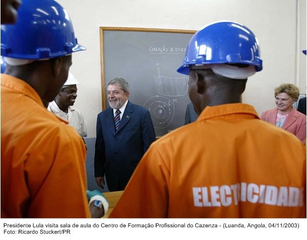 Presidente Lula visita sala de aula do centro de formação do Cazenza, Luanda - Angola.