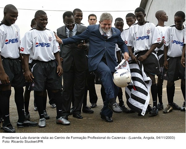 Presidente Lula visita sala de aula do centro de formação do Cazenza - Luanda, Angola.