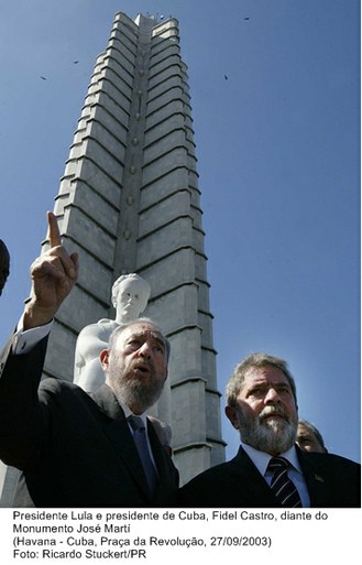 Presidente Lula e Presidente de Cuba, Fidel Castro, diante do Monumento José Marti - Havana.