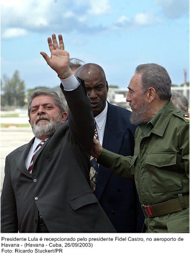 Presidente Lula é recepcionado pelo presidente Fidel Castro, no aeroporto de Havana, Cuba.