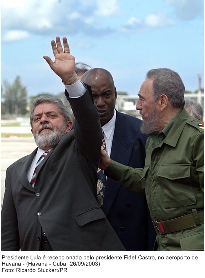 Presidente Lula é recepcionado pelo presidente Fidel Castro, no aeroporto de Havana, Cuba.