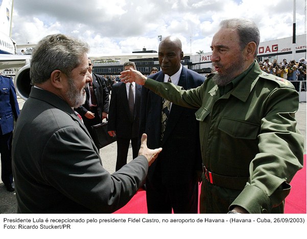 Presidente Lula é recepcionado pelo presidente Fidel Castro, no aeroporto de Havana - Cuba.