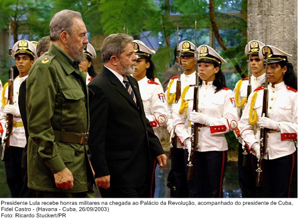Presidente Lula recebe honras militares na chegada do Palácio da Revolução, em Havana, acompanhado do Presidente de Cuba Fidel Castro.