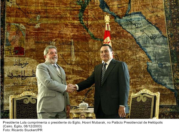 Presidente Lula cumprimenta o presidente do Egito, Hosni Mubarak, no Palácio Presidencial de Heliópolis.