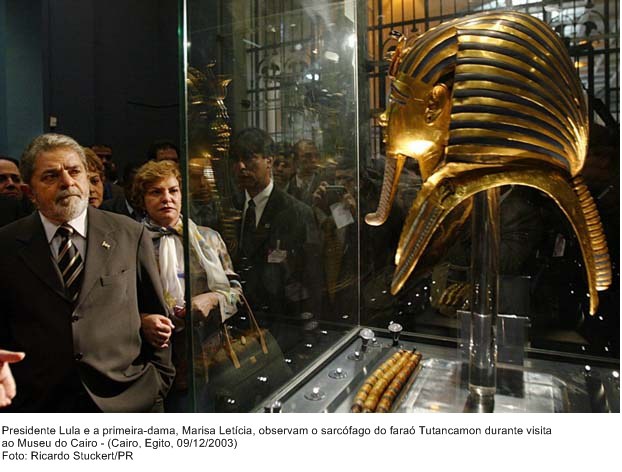 Presidente Lula e a primeira dama Marisa oservam o túmulo de Tutancamon durante visita ao Museu do Cairo.