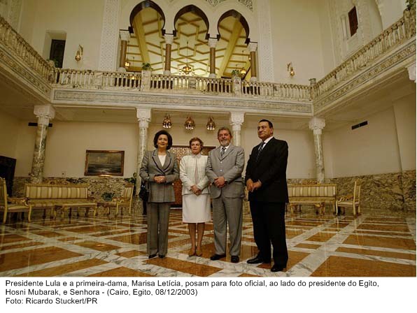 Presidente Lula e primeira dama Marisa posam em foto ao lado do presidente do Egito Hosni Mubarak e Senhora.